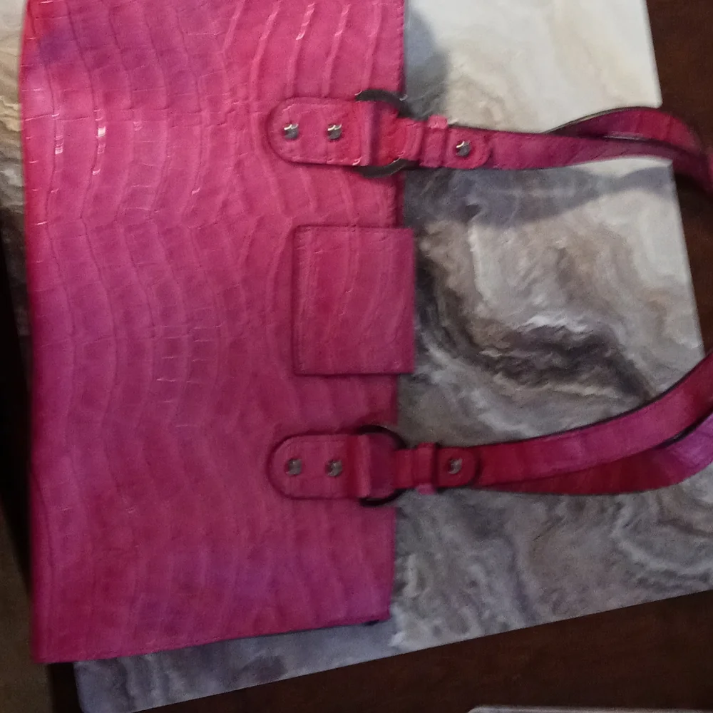 Guess pink faux patent leather purse - Picture 2 of 6